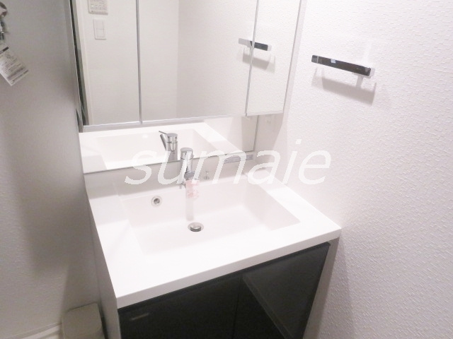 ＤＩＰＳ十条仲原ＥＡＳＴの洗面所|3面鏡が収納の洗面台です☆