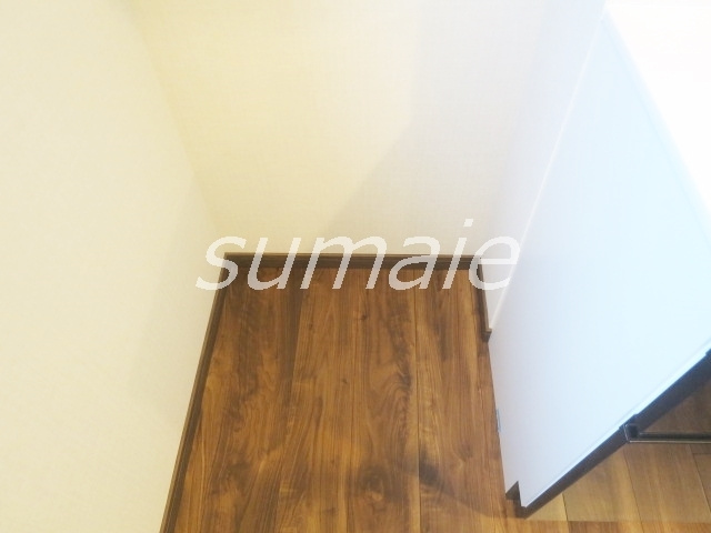 ＤＩＰＳ十条仲原ＥＡＳＴの居間・リビング|キッチン横に冷蔵庫置場です☆