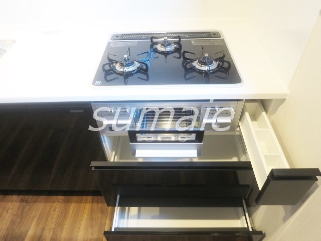 ＤＩＰＳ十条仲原ＥＡＳＴのキッチン|3口コンログリル付、収納もたくさん！！