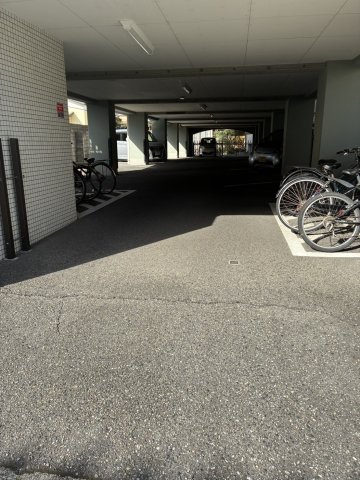 ヴィラ逢谷内の駐車場