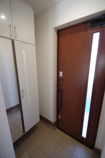 【収納】 | 【仲介手数料無料！！】府中市北山町2丁目　新築戸建て（全2棟）B号棟　4790万円 | 下駄箱は鏡付き