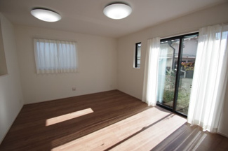 【居間・リビング】 | 【仲介手数料無料！！】府中市北山町2丁目　新築戸建て（全2棟）B号棟　4790万円 | LDK14帖