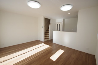 【居間・リビング】 | 【仲介手数料無料！！】府中市北山町2丁目　新築戸建て（全2棟）B号棟　4790万円