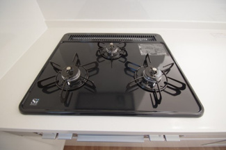 【キッチン】 | 【仲介手数料無料！！】府中市北山町2丁目　新築戸建て（全2棟）B号棟　4790万円 | 3口コンロ