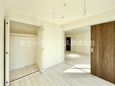 【洋室】 | 袋井市中新田 3期 新築一戸建て | LDK横の洋室4.5帖
