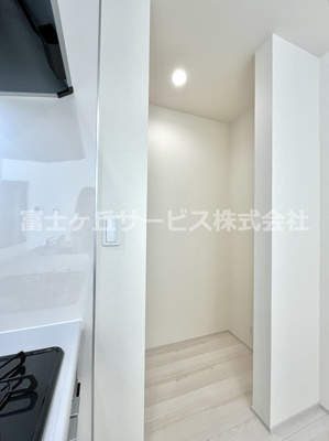 【収納】 | 袋井市中新田 3期 新築一戸建て | キッチン横のパントリー