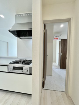 【収納】 | 袋井市中新田 3期 新築一戸建て | パントリーから洗面脱衣室をぬけてトイレ側に繋がっています