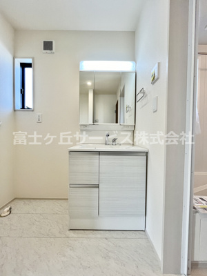 【独立洗面台】 | 袋井市中新田 3期 新築一戸建て | 朝の支度にも助かる、独立の洗髪洗面化粧台