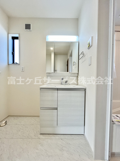 【独立洗面台】 | 袋井市中新田 3期 新築一戸建て | 朝の支度にも助かる、独立の洗髪洗面化粧台