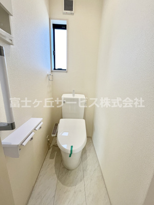 【トイレ】 | 袋井市中新田 3期 新築一戸建て | 洗面側のトイレ