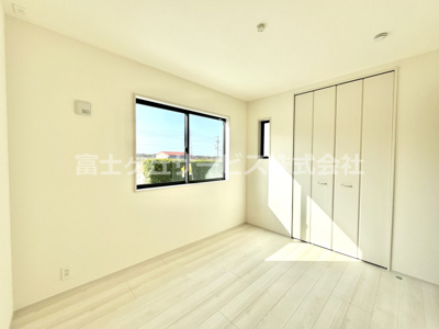 【洋室】 | 袋井市中新田 3期 新築一戸建て | 南側の洋室5.25帖