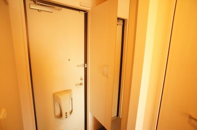 メイ　アジュールDの玄関|反転です