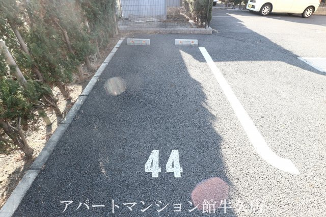 メイ　アジュールDの駐車場