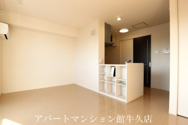 メイ　アジュールDの居間・リビング|反転です