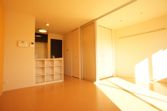 メイ　アジュールDの居間・リビング|反転です