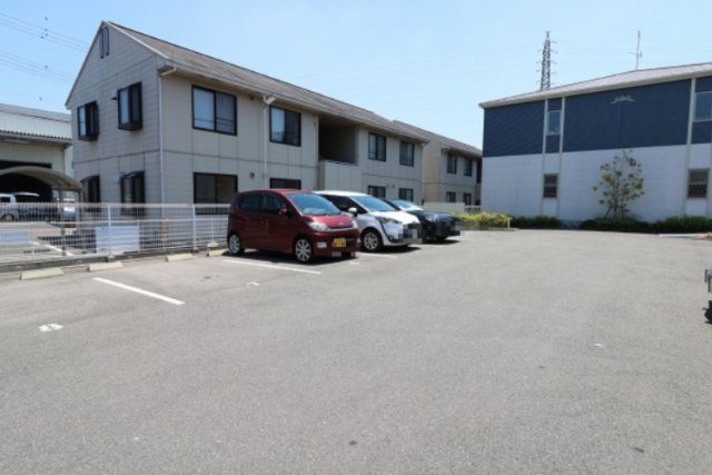 ペルル寺門の駐車場