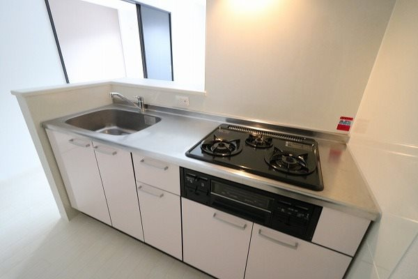 ペルル寺門のキッチン|3口ガスコンロ