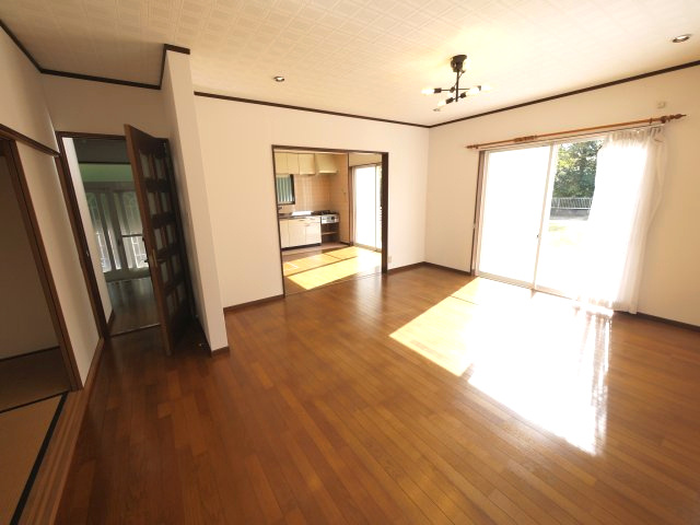 大網白里市細草　平屋中古住宅の居間・リビング|内外装リフォーム済み令和7年9月敷地約154坪 広い芝のお庭でバーベキューが可能です自動草刈り機付き
