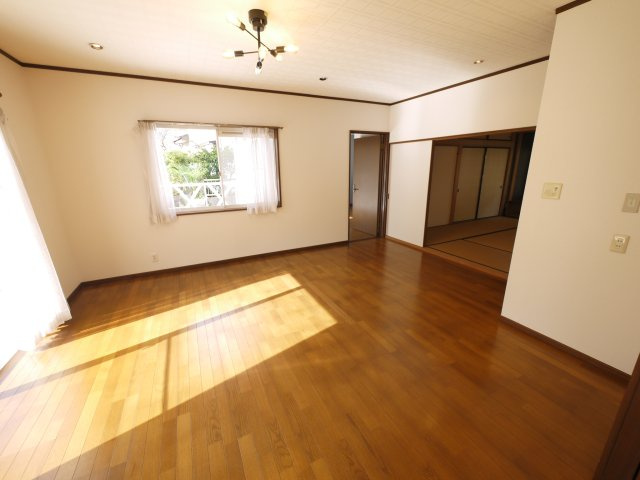 大網白里市細草　平屋中古住宅の居間・リビング|内外装リフォーム済み令和7年9月敷地約154坪 広い芝のお庭でバーベキューが可能です自動草刈り機付き
