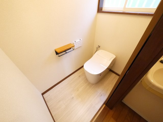 大網白里市細草　平屋中古住宅のトイレ|内外装リフォーム済み令和7年9月敷地約154坪 広い芝のお庭でバーベキューが可能です自動草刈り機付き