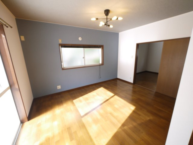 大網白里市細草　平屋中古住宅の洋室|内外装リフォーム済み令和7年9月敷地約154坪 広い芝のお庭でバーベキューが可能です自動草刈り機付き