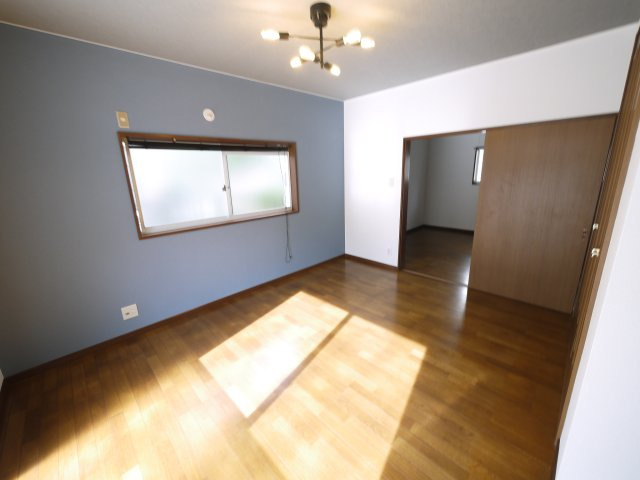 大網白里市細草　平屋中古住宅の洋室|内外装リフォーム済み令和7年9月敷地約154坪 広い芝のお庭でバーベキューが可能です自動草刈り機付き