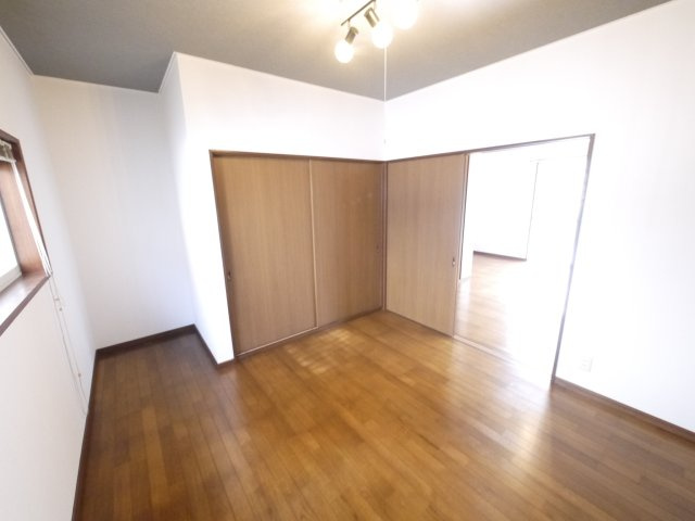 大網白里市細草　平屋中古住宅の洋室|内外装リフォーム済み令和7年9月敷地約154坪 広い芝のお庭でバーベキューが可能です自動草刈り機付き