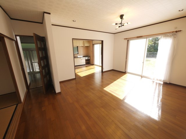 大網白里市細草　平屋中古住宅の居間・リビング|内外装リフォーム済み令和7年9月敷地約154坪 広い芝のお庭でバーベキューが可能です自動草刈り機付き