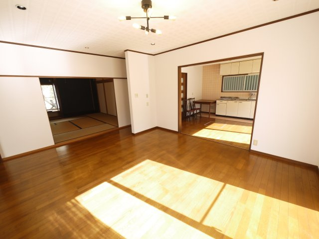 大網白里市細草　平屋中古住宅の居間・リビング|内外装リフォーム済み令和7年9月敷地約154坪 広い芝のお庭でバーベキューが可能です自動草刈り機付き