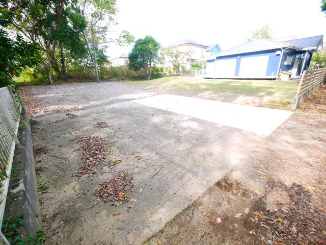 大網白里市細草　平屋中古住宅の駐車場|内外装リフォーム済み令和7年9月敷地約154坪 広い芝のお庭でバーベキューが可能です自動草刈り機付き