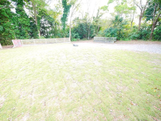 大網白里市細草　平屋中古住宅の庭|内外装リフォーム済み令和7年9月敷地約154坪 広い芝のお庭でバーベキューが可能です自動草刈り機付き