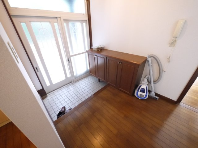 大網白里市細草　平屋中古住宅の玄関|内外装リフォーム済み令和7年9月敷地約154坪 広い芝のお庭でバーベキューが可能です自動草刈り機付き