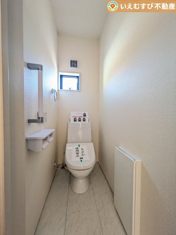 Livele Garden.S　深谷上柴町西第3のトイレ|シンプルで清潔感のあるトイレ
窓付きで明るく、お掃除しやすいシンプルな空間♪