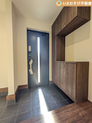 Livele Garden.S　深谷上柴町西第3の玄関|大容量のシューズボックス、便利な土間収納付き
収納力のある土間収納付きなのでベビーカーやお子様の遊び道具なども置いておけます♪