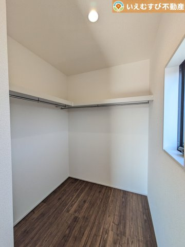 Livele Garden.S　深谷上柴町西第3の収納|たっぷりの収納力を備えたウォークインクローゼット
たくさん収納できるので季節物やかさばるバッグなども片付きます♪