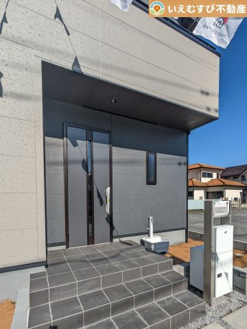 Livele Garden.S　深谷上柴町西第3のエントランス|落ち着いた色づかいのエントランス
駐車場からアクセスの良いエントランス。雨の日や荷物が多くても安心の動線♪