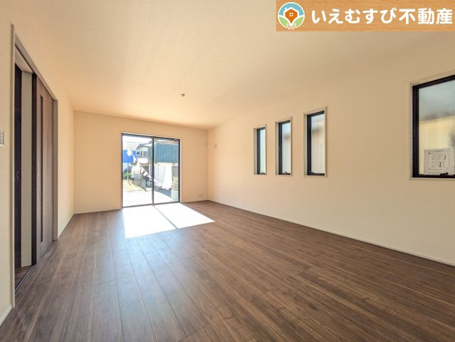 Livele Garden.S　深谷上柴町西第3の居間・リビング|自然光で満たされる明るく開放感溢れるリビング
たっぷりの採光で明るい空間。家族みんなでくつろげます♪