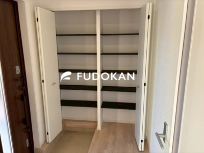 【内観：施工例】 | 山形市江南第24【新築建売住宅】1号棟 | 大きいシューズボックスはどんどん増える靴を散らかさずに収納できます。