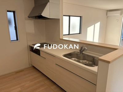 【内観：施工例】 | 山形市江南第24【新築建売住宅】1号棟 | 広々ワイドなキッチンは料理がしやすく快適です。