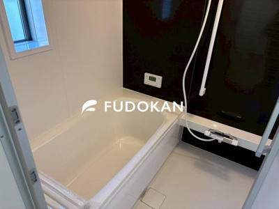 【内観：施工例】 | 山形市江南第24【新築建売住宅】1号棟 | 広々浴室は、ゆったりとくつろいで疲れを癒す空間です。