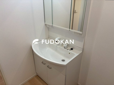 【内観：施工例】 | 山形市江南第24【新築建売住宅】1号棟 | 三面鏡の洗面台は、スタイリッシュなだけでなく収納力もあります。