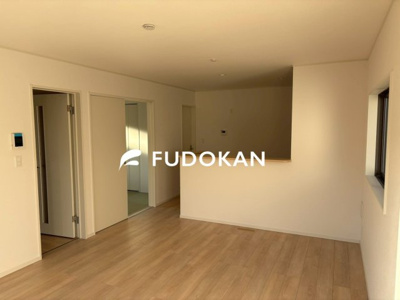 【内観：施工例】 | 山形市江南第24【新築建売住宅】1号棟 | リビングは広々です。家族の団欒の場として家庭を包みます。