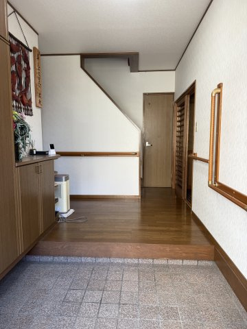 【玄関】 | ◇◆平塚市山下 中古戸建◆◇ | 広々とした明るい玄関です。
