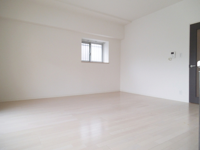 コンフォール浮間舟渡の居間・リビング|12.6帖のLDKスペースです！