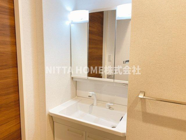 アンビシアの独立洗面台|三面鏡付き洗面台もありますよ♪