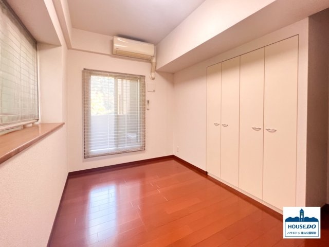 南向き角住居！LDK約20帖！ D'グランセ東山元町の洋室|出窓のあるおしゃれな造りの洋室