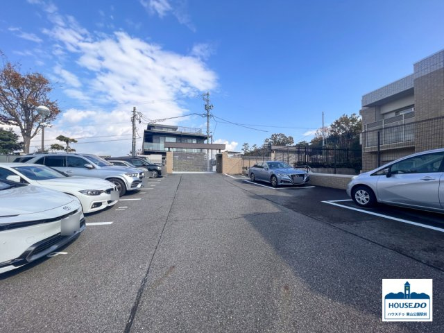 南向き角住居！LDK約20帖！ D'グランセ東山元町の駐車場|敷地内の平面駐車場
