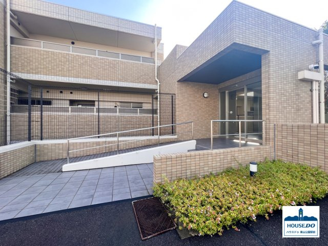 南向き角住居！LDK約20帖！ D'グランセ東山元町の外観|バリアフリーに考慮し、ロビースペースを広く確保しております。