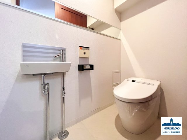 南向き角住居！LDK約20帖！ D'グランセ東山元町のトイレ|手洗いもついた機能的なトイレ