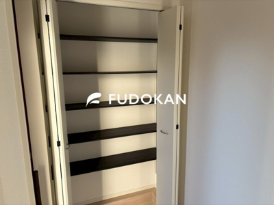 【内観：施工例】 | 山形市江南第24【新築建売住宅】2号棟 | 大きいシューズボックスはどんどん増える靴を散らかさずに収納できます。